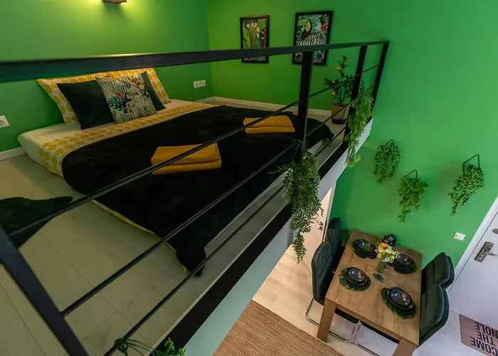 Apartment Jungle & Marble